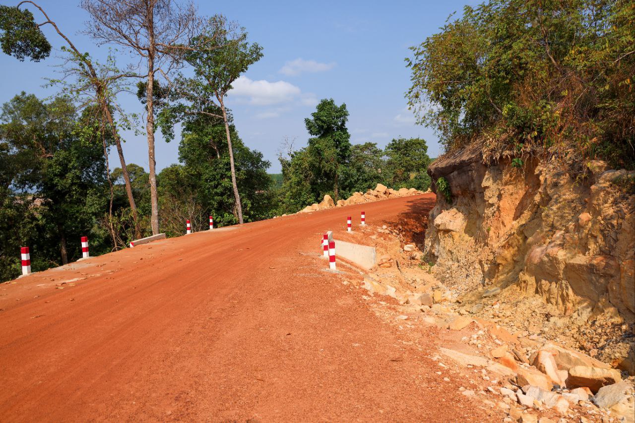 ឯកឧត្តម ឆាយ ឫទ្ធិសែន ដឹកនាំគណៈកម្មការអន្ដរក្រសួងចុះត្រួតពិនិត្យ វាយតម្លៃការស្ថាបនាផ្លូវក្រួសក្រហម និងសំណង់សិល្បការ្យជនបទ នៅក្រុងខេមរភូមិន្ទ ខេត្តកោះកុង 15 photo 2024 02 22 12 39 13