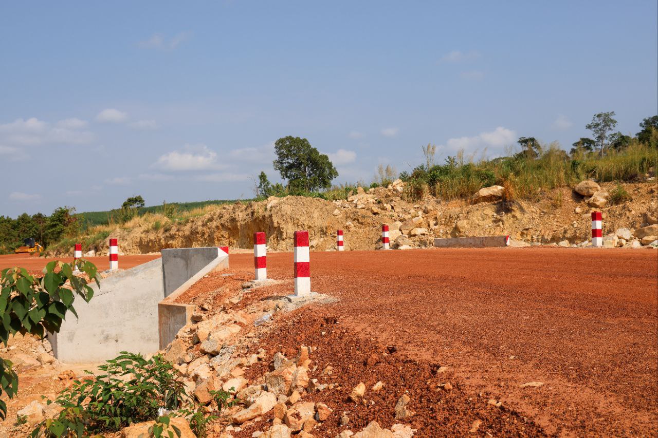 ឯកឧត្តម ឆាយ ឫទ្ធិសែន ដឹកនាំគណៈកម្មការអន្ដរក្រសួងចុះត្រួតពិនិត្យ វាយតម្លៃការស្ថាបនាផ្លូវក្រួសក្រហម និងសំណង់សិល្បការ្យជនបទ នៅក្រុងខេមរភូមិន្ទ ខេត្តកោះកុង 16 photo 2024 02 22 12 39 14