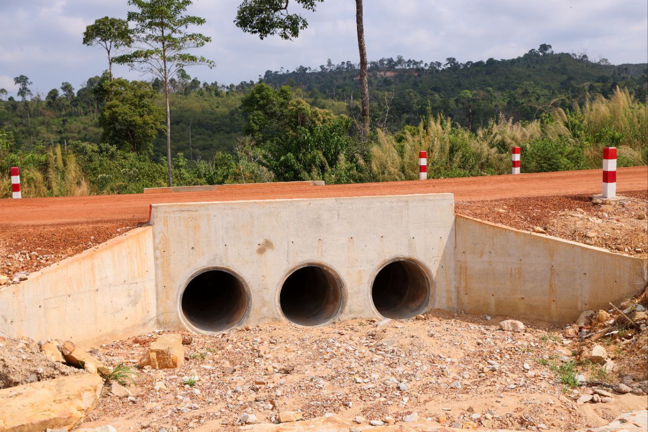 ឯកឧត្តម ឆាយ ឫទ្ធិសែន ដឹកនាំគណៈកម្មការអន្ដរក្រសួងចុះត្រួតពិនិត្យ វាយតម្លៃការស្ថាបនាផ្លូវក្រួសក្រហម និងសំណង់សិល្បការ្យជនបទ នៅក្រុងខេមរភូមិន្ទ ខេត្តកោះកុង 17 photo 2024 02 22 12 39 20