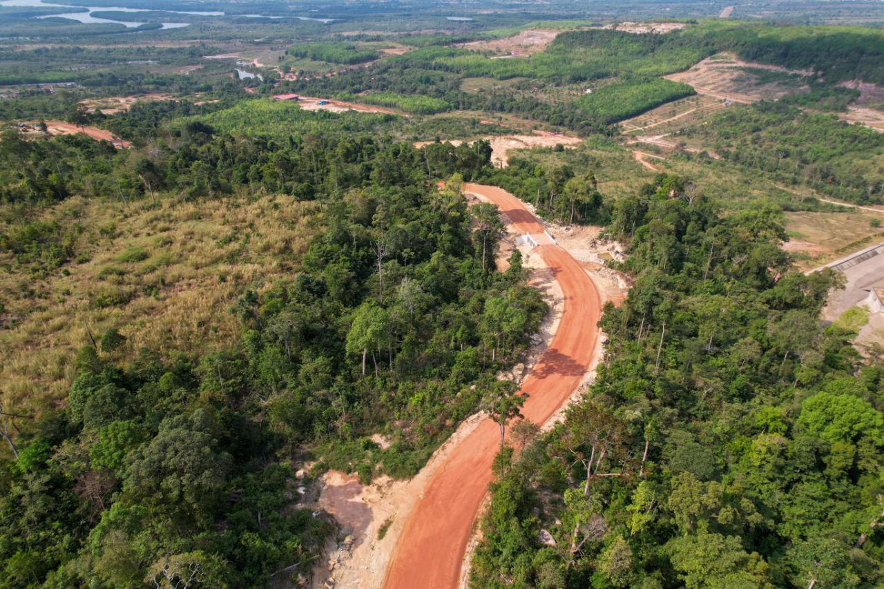 ឯកឧត្តម ឆាយ ឫទ្ធិសែន ដឹកនាំគណៈកម្មការអន្ដរក្រសួងចុះត្រួតពិនិត្យ វាយតម្លៃការស្ថាបនាផ្លូវក្រួសក្រហម និងសំណង់សិល្បការ្យជនបទ នៅក្រុងខេមរភូមិន្ទ ខេត្តកោះកុង 18 photo 2024 02 22 12 39 22