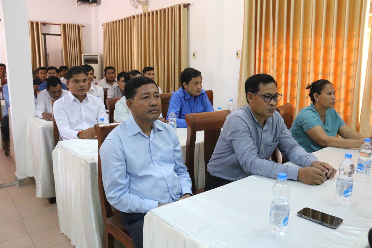 ឯកឧត្ដមបណ្ឌិត នួន ពេជ្រនិមិត្ត អញ្ជើញចែកវិញ្ញាបនបត្របញ្ចប់ការសិក្សាជូនសិក្ខាកាម ឆ្នាំ២០២៣ និងបើកវគ្គសិក្សាថ្មី ឆ្នាំ២០២៤ នៅមជ្ឈមណ្ឌលបណ្ដុះបណ្ដាលជំនាញមូលដ្ឋាន នៃមន្ទីរអភិវឌ្ឍន៍ជនបទ ខេត្តស្វាយរៀង 3 photo 2024 02 22 16 14 18