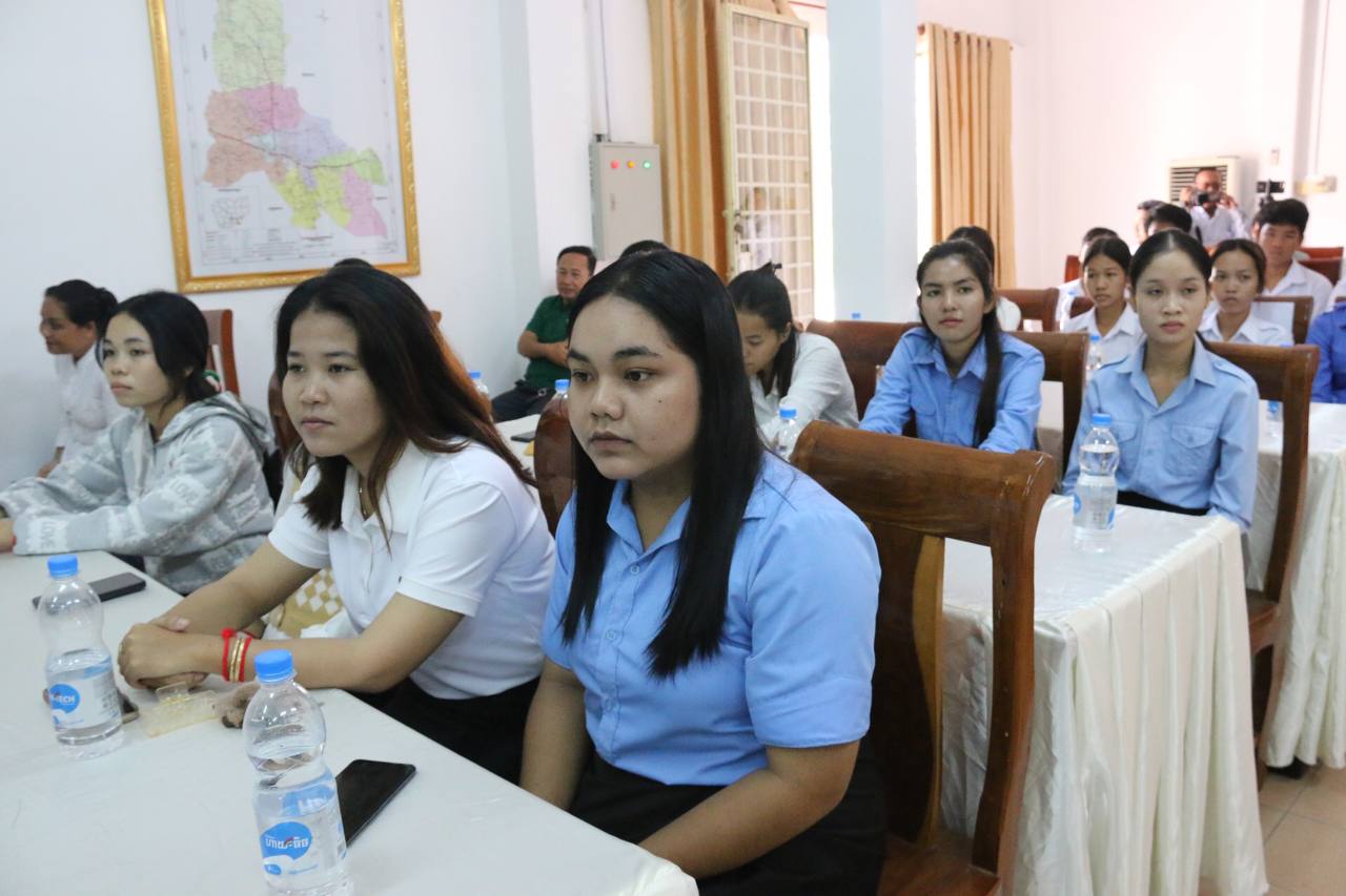 ឯកឧត្ដមបណ្ឌិត នួន ពេជ្រនិមិត្ត អញ្ជើញចែកវិញ្ញាបនបត្របញ្ចប់ការសិក្សាជូនសិក្ខាកាម ឆ្នាំ២០២៣ និងបើកវគ្គសិក្សាថ្មី ឆ្នាំ២០២៤ នៅមជ្ឈមណ្ឌលបណ្ដុះបណ្ដាលជំនាញមូលដ្ឋាន នៃមន្ទីរអភិវឌ្ឍន៍ជនបទ ខេត្តស្វាយរៀង 4 photo 2024 02 22 16 14 19