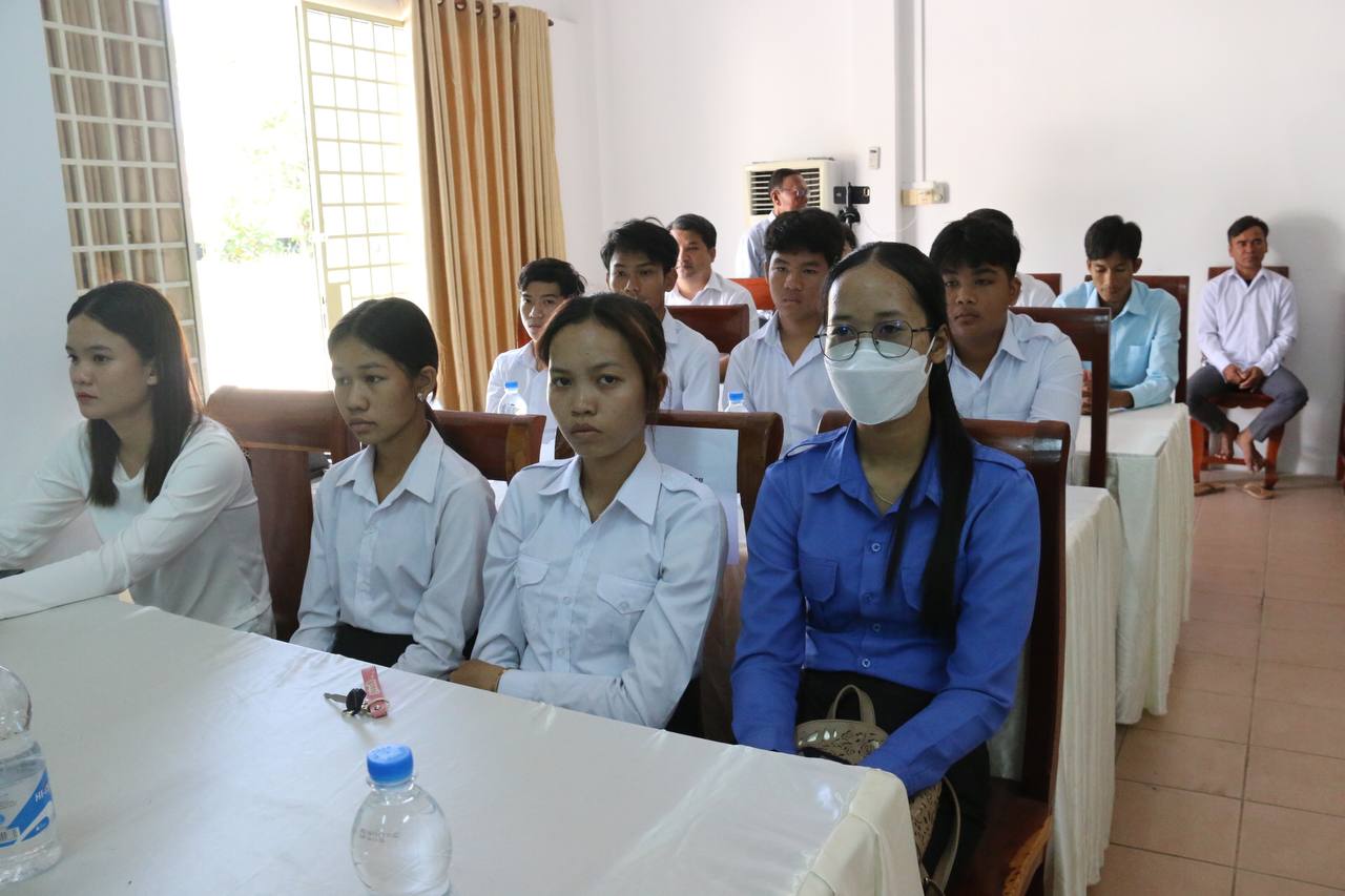 ឯកឧត្ដមបណ្ឌិត នួន ពេជ្រនិមិត្ត អញ្ជើញចែកវិញ្ញាបនបត្របញ្ចប់ការសិក្សាជូនសិក្ខាកាម ឆ្នាំ២០២៣ និងបើកវគ្គសិក្សាថ្មី ឆ្នាំ២០២៤ នៅមជ្ឈមណ្ឌលបណ្ដុះបណ្ដាលជំនាញមូលដ្ឋាន នៃមន្ទីរអភិវឌ្ឍន៍ជនបទ ខេត្តស្វាយរៀង 5 photo 2024 02 22 16 14 20