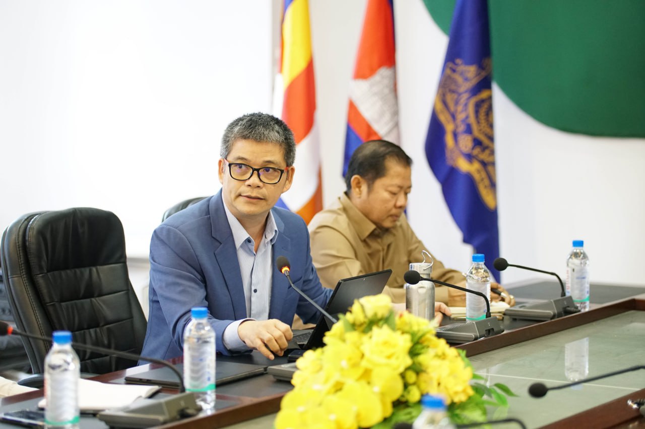 ឯកឧត្តម ផូ ផារិទ្ធ ដឹកនាំកិច្ចប្រជុំត្រួតពិនិត្យ និងកែសម្រួលខ្លឹមសាររបាយការណ៏ប្រចាំខែកុម្ភៈ និងលើកទិសដៅខែមីនា ឆ្នាំ២០២៤ របស់កម្មវិធីទី៤ 3 photo 2024 02 22 16 32 01