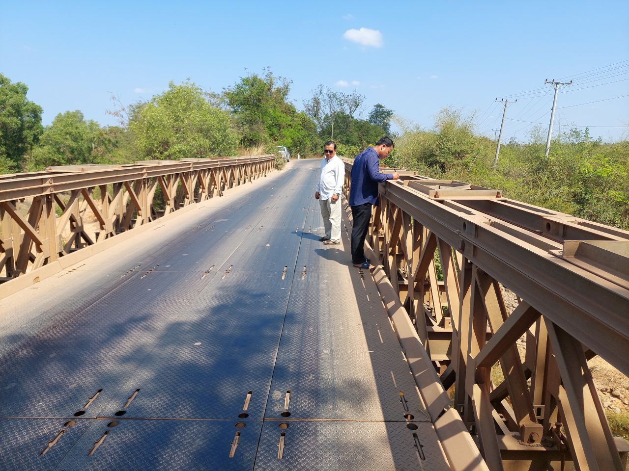 ក្រុមការងារការិយាល័យផ្លូវជនបទ នៃមន្ទីរអភិវឌ្ឍន៍ជនបទខេត្តកំពង់ធំ ចុះសិក្សានិងស្រង់ទិន្នន័យស្ពានដែកបេទ្បេ ចំនួន ៤ទីតាំង នៅក្នុងស្រុកប្រាសាទសំបូរ ស្ទោង និងស្រុកសណ្តាន់ ខេត្តកំពង់ធំ 3 photo 2024 02 24 11 34 55 2