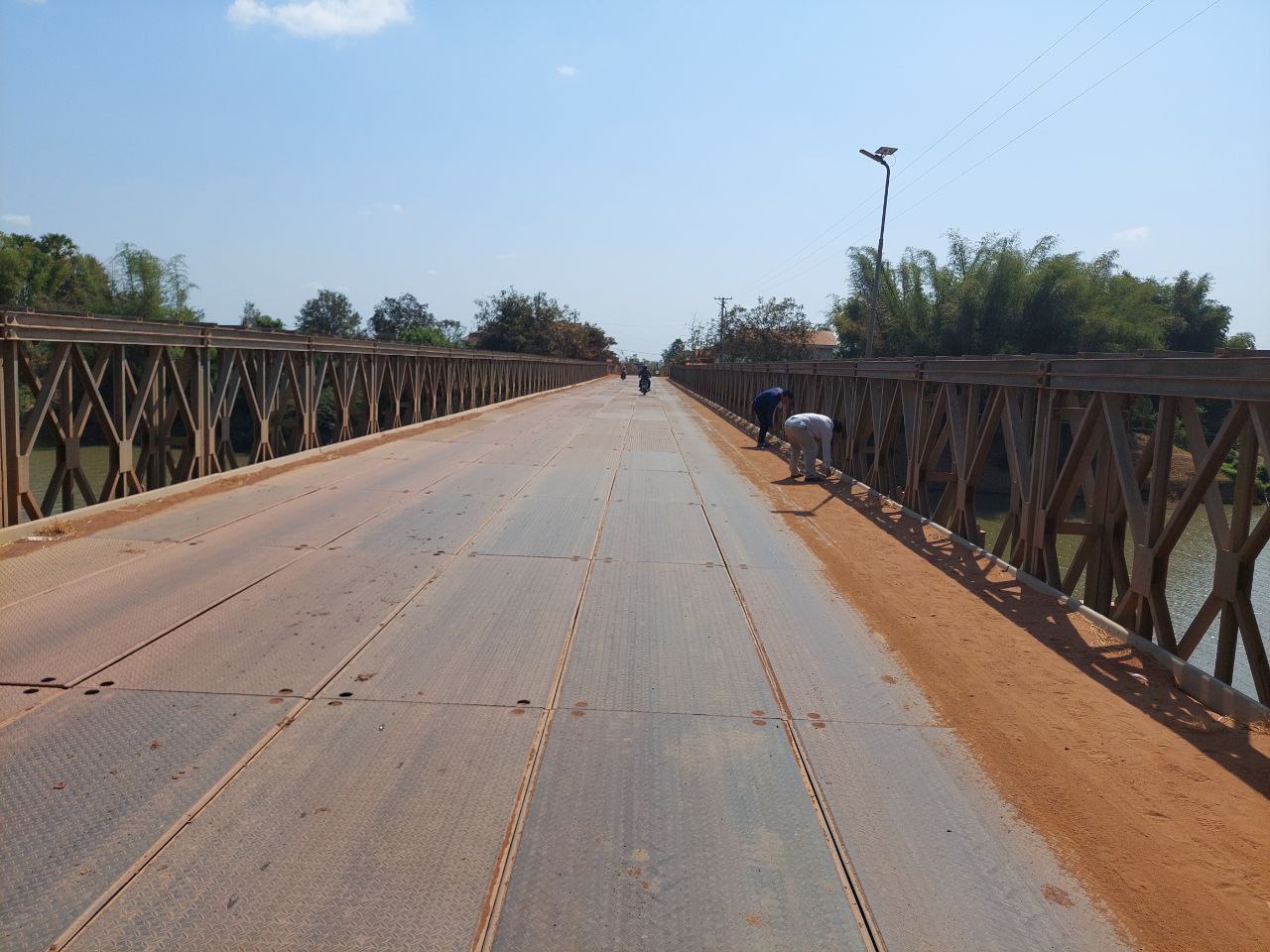 ក្រុមការងារការិយាល័យផ្លូវជនបទ នៃមន្ទីរអភិវឌ្ឍន៍ជនបទខេត្តកំពង់ធំ ចុះសិក្សានិងស្រង់ទិន្នន័យស្ពានដែកបេទ្បេ ចំនួន ៤ទីតាំង នៅក្នុងស្រុកប្រាសាទសំបូរ ស្ទោង និងស្រុកសណ្តាន់ ខេត្តកំពង់ធំ 4 photo 2024 02 24 11 34 55 3