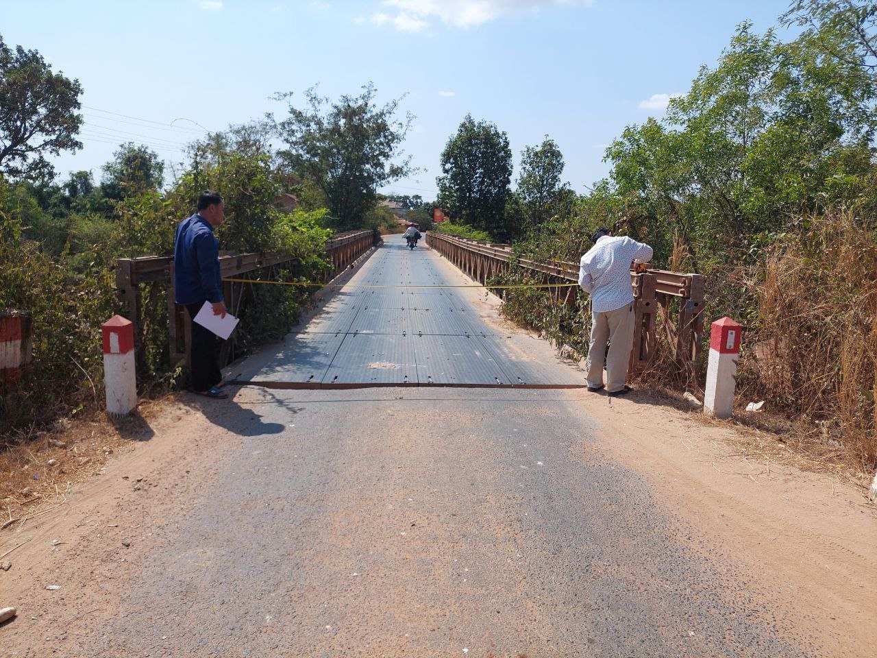 ក្រុមការងារការិយាល័យផ្លូវជនបទ នៃមន្ទីរអភិវឌ្ឍន៍ជនបទខេត្តកំពង់ធំ ចុះសិក្សានិងស្រង់ទិន្នន័យស្ពានដែកបេទ្បេ ចំនួន ៤ទីតាំង នៅក្នុងស្រុកប្រាសាទសំបូរ ស្ទោង និងស្រុកសណ្តាន់ ខេត្តកំពង់ធំ 5 photo 2024 02 24 11 34 55 4