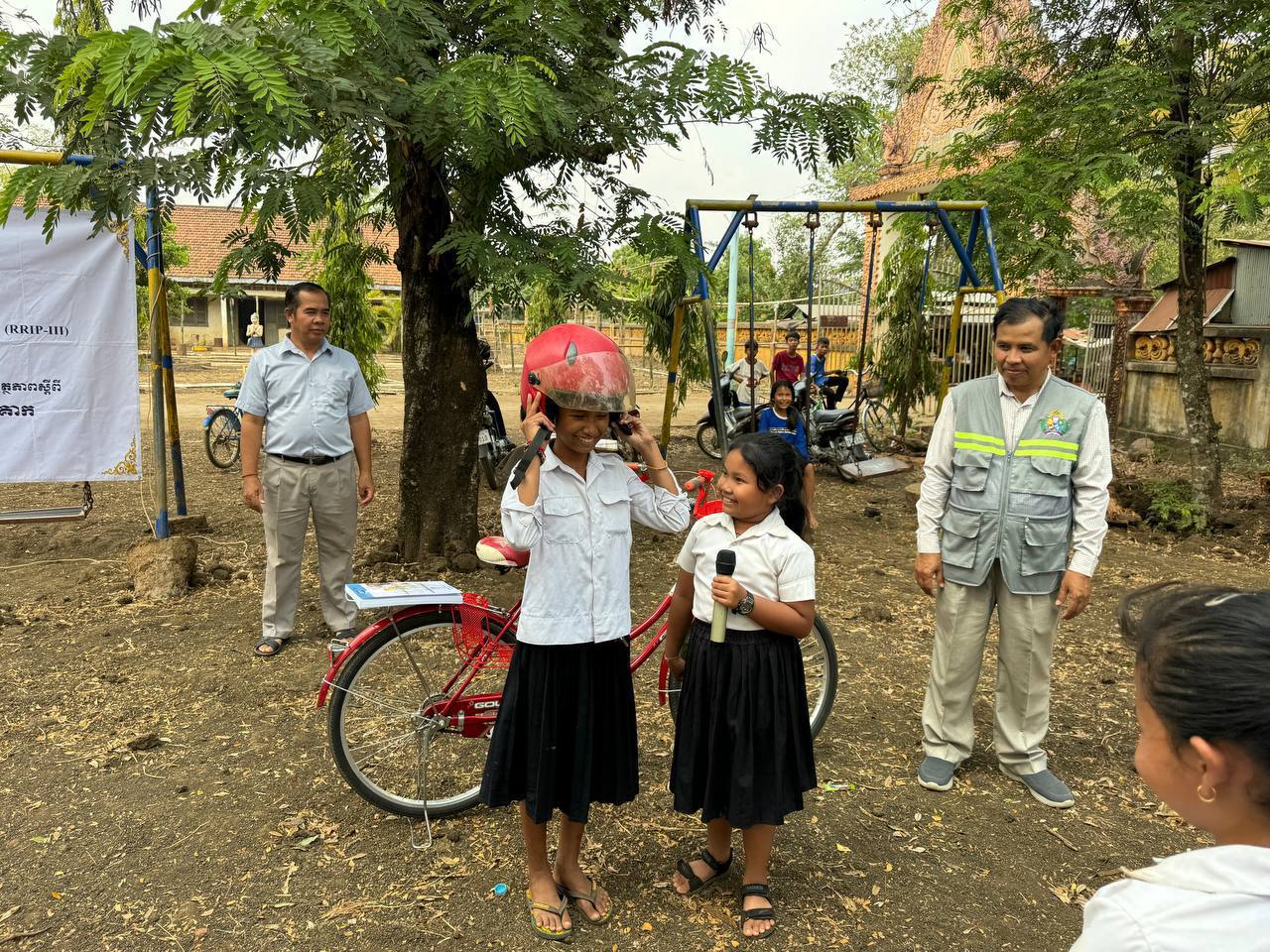 ក្រុមការងារបច្ចេកទេស នៃនាយកដ្ឋានផ្លូវលំជនបទ និងមន្ត្រីគម្រោងកែលម្អផ្លូវជនបទជំហានទី៣ ចុះផ្សព្វផ្សាយ សកម្មភាពអប់រំ និងការបំប៉នសមត្ថភាពលើផ្នែកសុវត្ថិភាពចរាចរណ៍ផ្លូវគោក 3 photo 2024 02 25 08 51 28