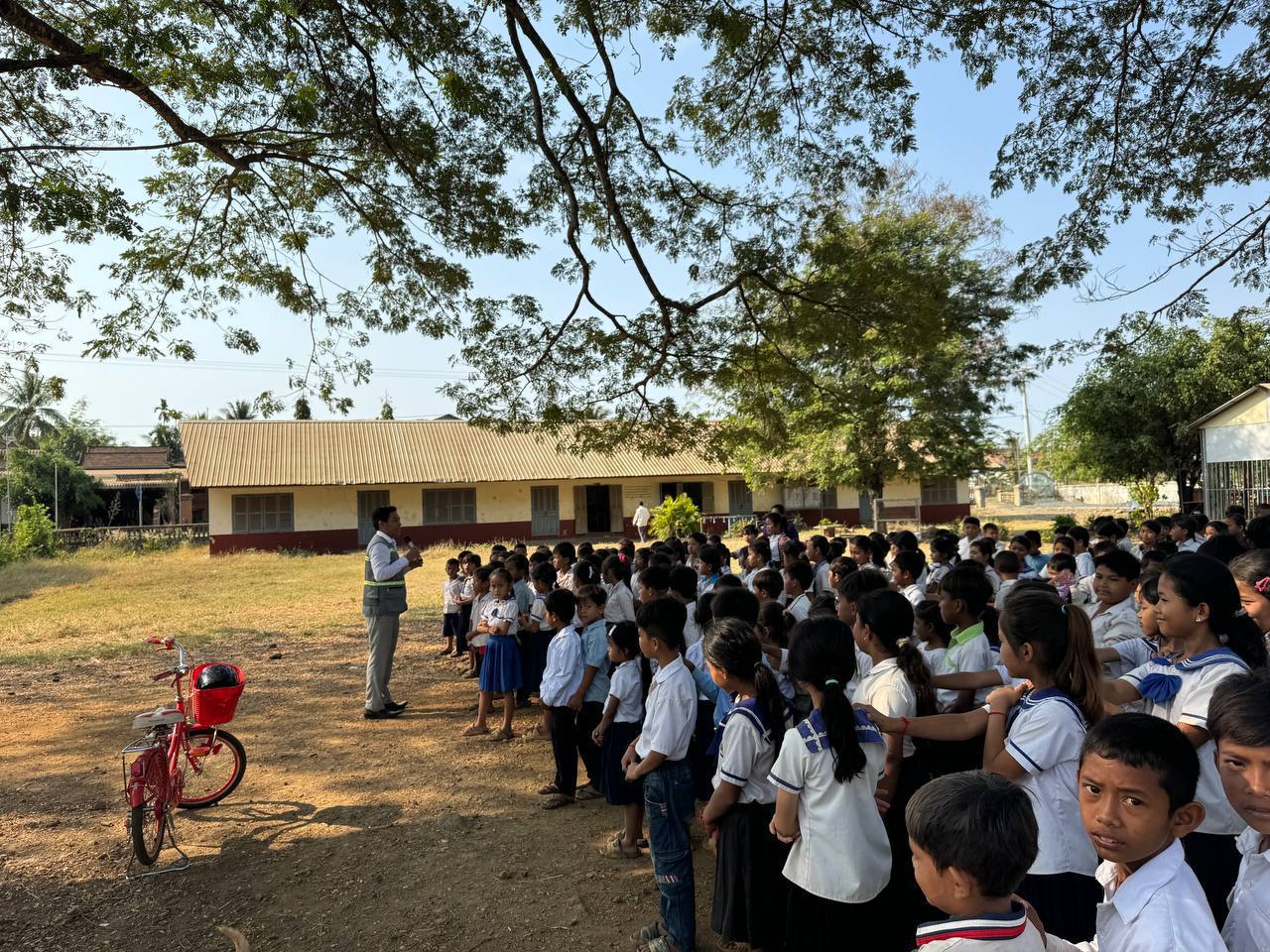 ក្រុមការងារបច្ចេកទេស នៃនាយកដ្ឋានផ្លូវលំជនបទ និងមន្ត្រីគម្រោងកែលម្អផ្លូវជនបទជំហានទី៣ ចុះផ្សព្វផ្សាយ សកម្មភាពអប់រំ និងការបំប៉នសមត្ថភាពលើផ្នែកសុវត្ថិភាពចរាចរណ៍ផ្លូវគោក 5 photo 2024 02 25 08 51 30 2