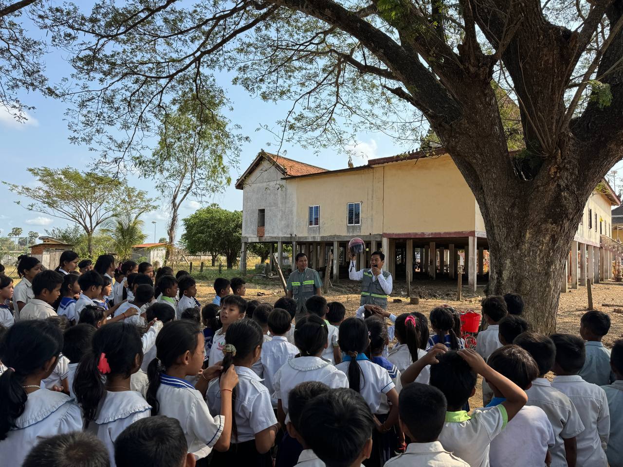 ក្រុមការងារបច្ចេកទេស នៃនាយកដ្ឋានផ្លូវលំជនបទ និងមន្ត្រីគម្រោងកែលម្អផ្លូវជនបទជំហានទី៣ ចុះផ្សព្វផ្សាយ សកម្មភាពអប់រំ និងការបំប៉នសមត្ថភាពលើផ្នែកសុវត្ថិភាពចរាចរណ៍ផ្លូវគោក 6 photo 2024 02 25 08 51 30