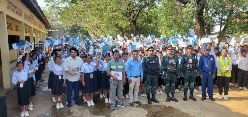 ក្រុមការងារបច្ចេកទេស នៃនាយកដ្ឋានផ្លូវលំជនបទ និងមន្ត្រីគម្រោងកែលម្អផ្លូវជនបទជំហានទី៣ ចុះផ្សព្វផ្សាយ សកម្មភាពអប់រំ និងការបំប៉នសមត្ថភាពលើផ្នែកសុវត្ថិភាពចរាចរណ៍ផ្លូវគោក 2 photo 2024 02 25 08 51 31 2