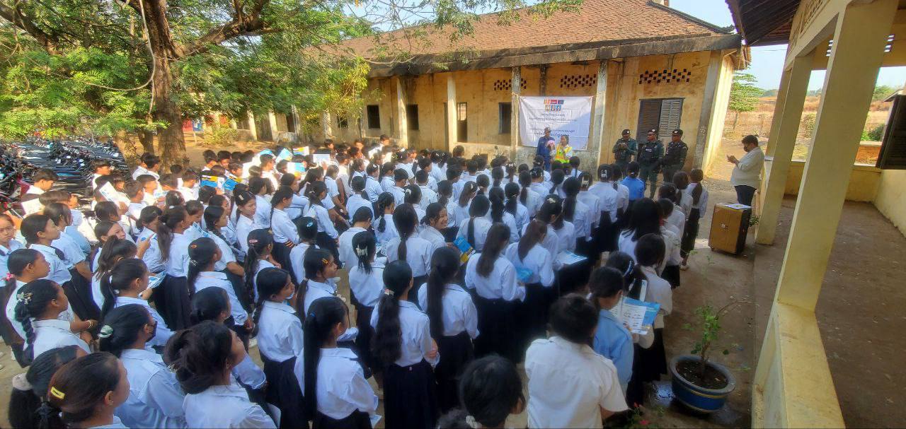 ក្រុមការងារបច្ចេកទេស នៃនាយកដ្ឋានផ្លូវលំជនបទ និងមន្ត្រីគម្រោងកែលម្អផ្លូវជនបទជំហានទី៣ ចុះផ្សព្វផ្សាយ សកម្មភាពអប់រំ និងការបំប៉នសមត្ថភាពលើផ្នែកសុវត្ថិភាពចរាចរណ៍ផ្លូវគោក 8 photo 2024 02 25 08 51 31