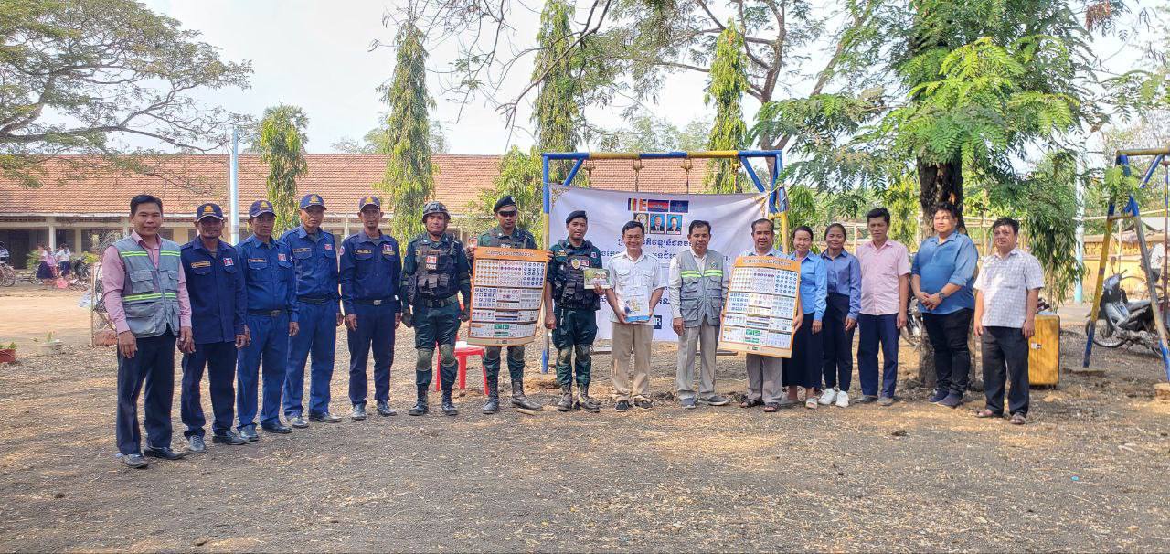 ក្រុមការងារបច្ចេកទេស នៃនាយកដ្ឋានផ្លូវលំជនបទ និងមន្ត្រីគម្រោងកែលម្អផ្លូវជនបទជំហានទី៣ ចុះផ្សព្វផ្សាយ សកម្មភាពអប់រំ និងការបំប៉នសមត្ថភាពលើផ្នែកសុវត្ថិភាពចរាចរណ៍ផ្លូវគោក 9 photo 2024 02 25 08 51 32 2