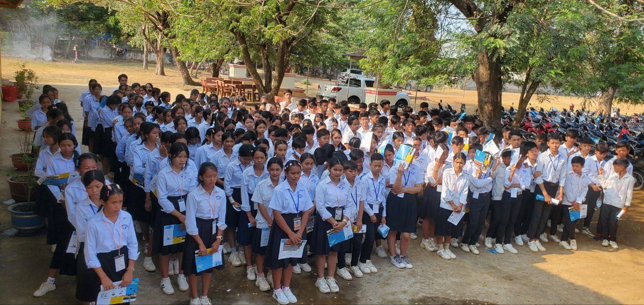 ក្រុមការងារបច្ចេកទេស នៃនាយកដ្ឋានផ្លូវលំជនបទ និងមន្ត្រីគម្រោងកែលម្អផ្លូវជនបទជំហានទី៣ ចុះផ្សព្វផ្សាយ សកម្មភាពអប់រំ និងការបំប៉នសមត្ថភាពលើផ្នែកសុវត្ថិភាពចរាចរណ៍ផ្លូវគោក 10 photo 2024 02 25 08 51 32