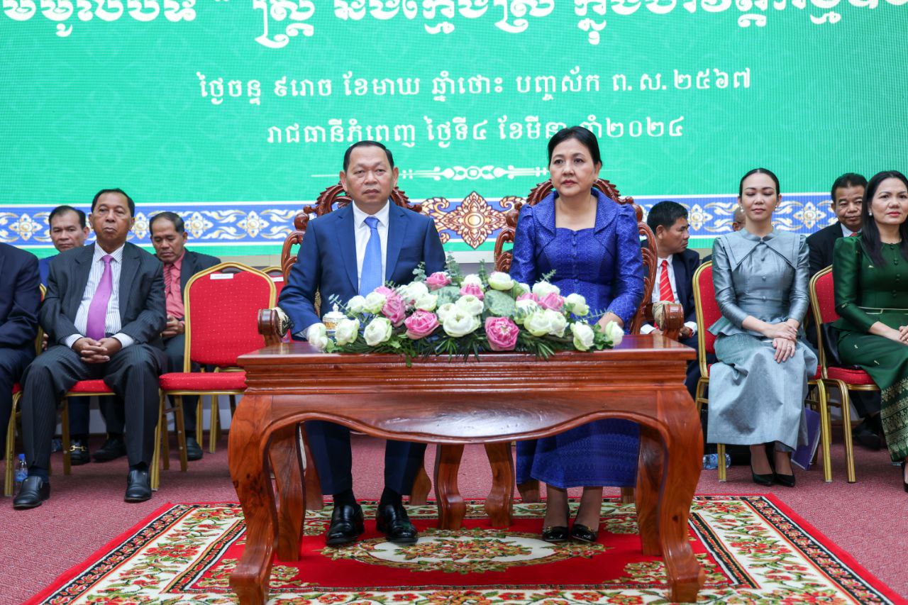 ឯកឧត្ដម ឆាយ ឫទ្ធិសែន និងលោកជំទាវ បានអញ្ជើញជាអធិបតីប្រារព្ធពិធីអបអរសាទរ ទិវាអន្តរជាតិនារី ៨ មីនា ឆ្នាំ២០២៤ ខួបទី១១៣ ក្រោមប្រធានបទ "ស្រ្តី និងក្មេងស្រី ក្នុងបរិវត្តកម្មឌីជីថល" 3 1 1