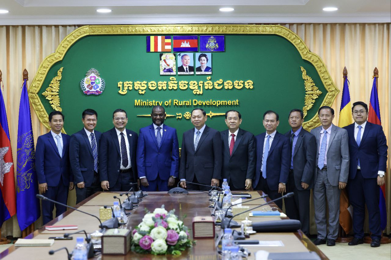 ឯកឧត្តម ឆាយ ឫទ្ធិសែន រដ្ឋមន្ត្រីក្រសួងអភិវឌ្ឍន៍ជនបទ បានអនុញ្ញាតឱ្យលោក Frew Behabtu នាយកប្រចាំប្រទេសកម្ពុជា នៃមូលនិធិអន្តរជាតិសម្រាប់ការអភិវឌ្ឍនកសិកម្ម (IFAD) និងសហការី ចូលជួបសម្តែងការគួរសម និងពិភាក្សាការងារ 1 1 7