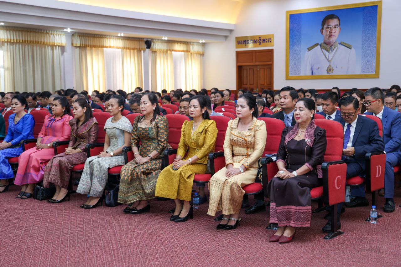 ឯកឧត្ដម ឆាយ ឫទ្ធិសែន និងលោកជំទាវ បានអញ្ជើញជាអធិបតីប្រារព្ធពិធីអបអរសាទរ ទិវាអន្តរជាតិនារី ៨ មីនា ឆ្នាំ២០២៤ ខួបទី១១៣ ក្រោមប្រធានបទ "ស្រ្តី និងក្មេងស្រី ក្នុងបរិវត្តកម្មឌីជីថល" 16 14