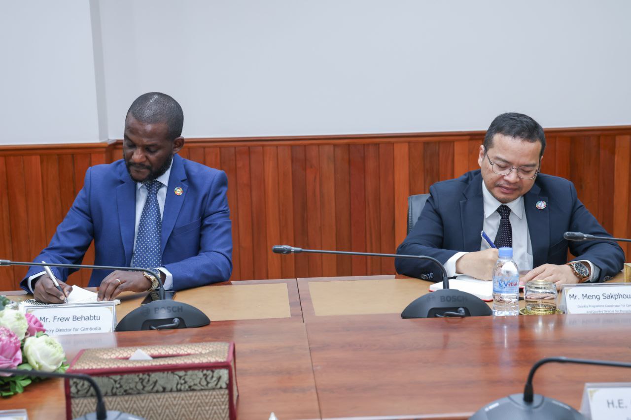 ឯកឧត្តម ឆាយ ឫទ្ធិសែន រដ្ឋមន្ត្រីក្រសួងអភិវឌ្ឍន៍ជនបទ បានអនុញ្ញាតឱ្យលោក Frew Behabtu នាយកប្រចាំប្រទេសកម្ពុជា នៃមូលនិធិអន្តរជាតិសម្រាប់ការអភិវឌ្ឍនកសិកម្ម (IFAD) និងសហការី ចូលជួបសម្តែងការគួរសម និងពិភាក្សាការងារ 4 4 6