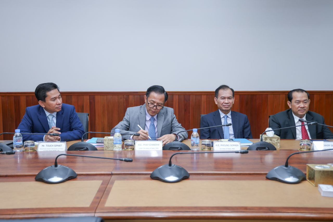 ឯកឧត្តម ឆាយ ឫទ្ធិសែន រដ្ឋមន្ត្រីក្រសួងអភិវឌ្ឍន៍ជនបទ បានអនុញ្ញាតឱ្យលោក Frew Behabtu នាយកប្រចាំប្រទេសកម្ពុជា នៃមូលនិធិអន្តរជាតិសម្រាប់ការអភិវឌ្ឍនកសិកម្ម (IFAD) និងសហការី ចូលជួបសម្តែងការគួរសម និងពិភាក្សាការងារ 5 5 6