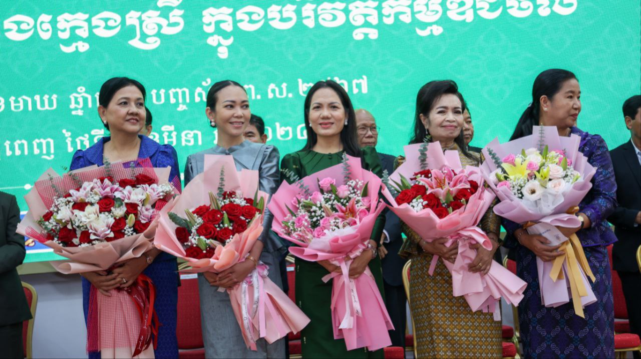 ឯកឧត្ដម ឆាយ ឫទ្ធិសែន និងលោកជំទាវ បានអញ្ជើញជាអធិបតីប្រារព្ធពិធីអបអរសាទរ ទិវាអន្តរជាតិនារី ៨ មីនា ឆ្នាំ២០២៤ ខួបទី១១៣ ក្រោមប្រធានបទ "ស្រ្តី និងក្មេងស្រី ក្នុងបរិវត្តកម្មឌីជីថល" 9 7