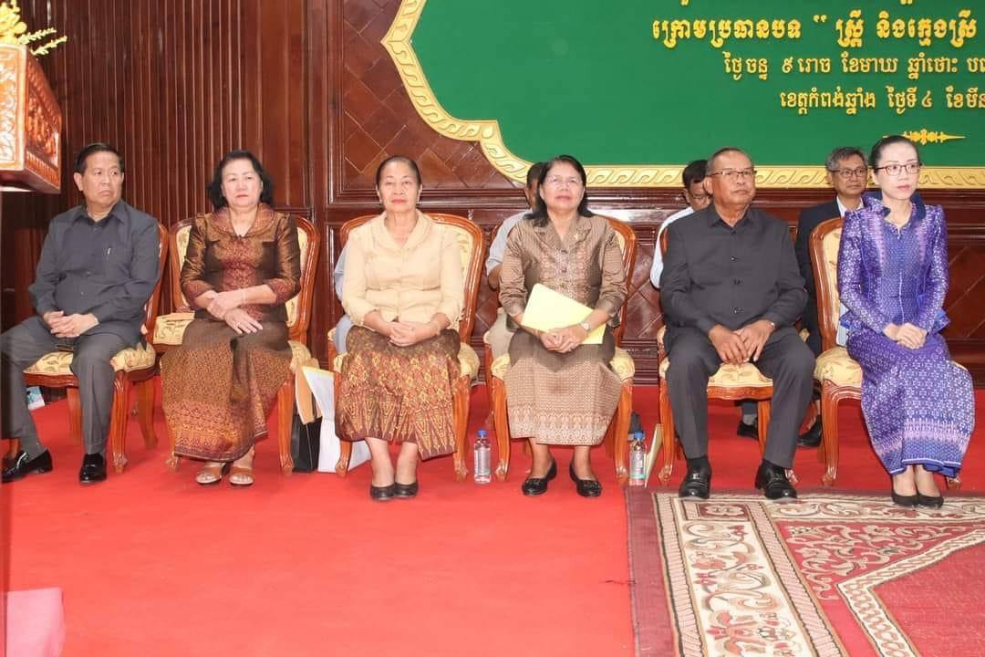 មន្រ្ដីអង្គភាពអនុវត្តគម្រោងកែលម្អផ្លូវជនបទ ជំហ៊ានទី៣ ផ្នែកសង្គម និងបរិស្ថានចុះផ្សព្វផ្សាយចរាចរណ៍ផ្លូវគោកជូនសិក្សានុសិស្សនៅខេត្តព្រៃវែង 5 photo 2024 03 04 16 12 56