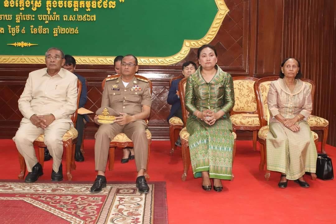 មន្រ្ដីអង្គភាពអនុវត្តគម្រោងកែលម្អផ្លូវជនបទ ជំហ៊ានទី៣ ផ្នែកសង្គម និងបរិស្ថានចុះផ្សព្វផ្សាយចរាចរណ៍ផ្លូវគោកជូនសិក្សានុសិស្សនៅខេត្តព្រៃវែង 6 photo 2024 03 04 16 12 57