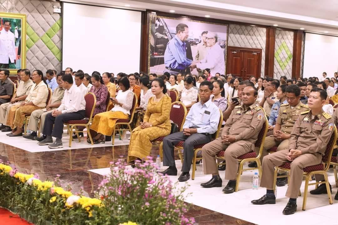 មន្រ្ដីអង្គភាពអនុវត្តគម្រោងកែលម្អផ្លូវជនបទ ជំហ៊ានទី៣ ផ្នែកសង្គម និងបរិស្ថានចុះផ្សព្វផ្សាយចរាចរណ៍ផ្លូវគោកជូនសិក្សានុសិស្សនៅខេត្តព្រៃវែង 7 photo 2024 03 04 16 12 58