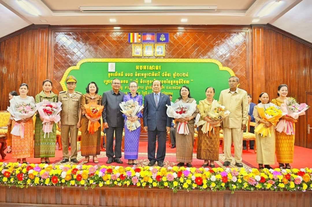 មន្រ្ដីអង្គភាពអនុវត្តគម្រោងកែលម្អផ្លូវជនបទ ជំហ៊ានទី៣ ផ្នែកសង្គម និងបរិស្ថានចុះផ្សព្វផ្សាយចរាចរណ៍ផ្លូវគោកជូនសិក្សានុសិស្សនៅខេត្តព្រៃវែង 8 photo 2024 03 04 16 12 59 2