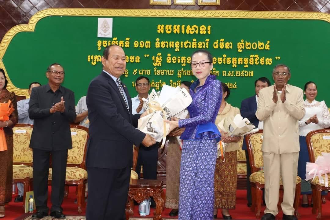 មន្រ្ដីអង្គភាពអនុវត្តគម្រោងកែលម្អផ្លូវជនបទ ជំហ៊ានទី៣ ផ្នែកសង្គម និងបរិស្ថានចុះផ្សព្វផ្សាយចរាចរណ៍ផ្លូវគោកជូនសិក្សានុសិស្សនៅខេត្តព្រៃវែង 9 photo 2024 03 04 16 12 59