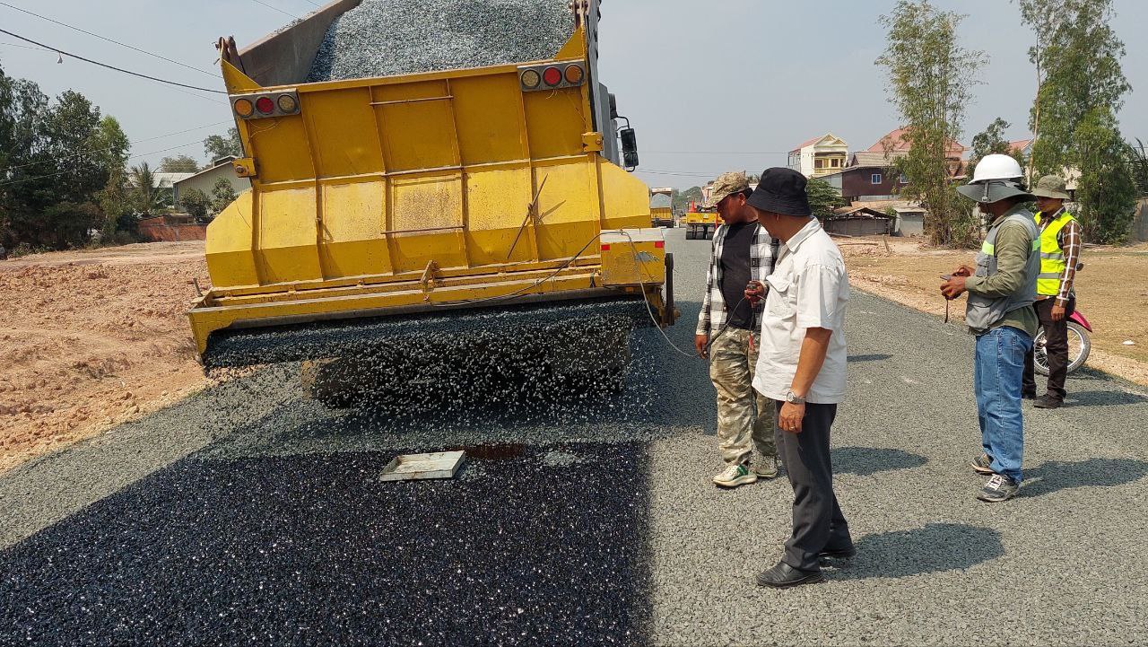 លោក សំ នីតូ ដឹកនាំមន្រ្តីបច្ចេកទេសផ្លូវជនបទរបស់មន្ទីរ ចូលរួមជាមួយ វិស្វករចាំកាដ្ឋាន ចុះពិនិត្យសកម្មភាពការងារស្រោចកៅស៊ូ ផ្លូវប្រវែង ៣ ២០០ម៉ែត្រ 3 photo 2024 03 05 20 05 27