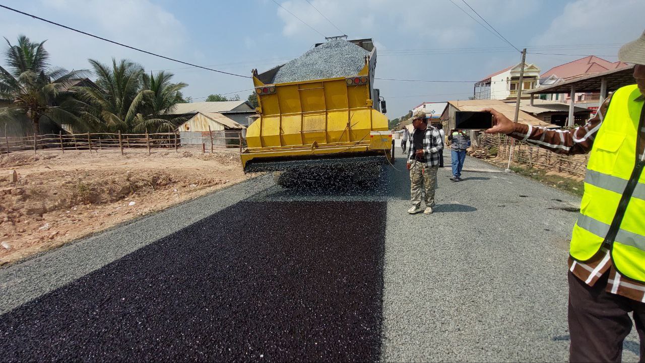 លោក សំ នីតូ ដឹកនាំមន្រ្តីបច្ចេកទេសផ្លូវជនបទរបស់មន្ទីរ ចូលរួមជាមួយ វិស្វករចាំកាដ្ឋាន ចុះពិនិត្យសកម្មភាពការងារស្រោចកៅស៊ូ ផ្លូវប្រវែង ៣ ២០០ម៉ែត្រ 4 photo 2024 03 05 20 05 28 2