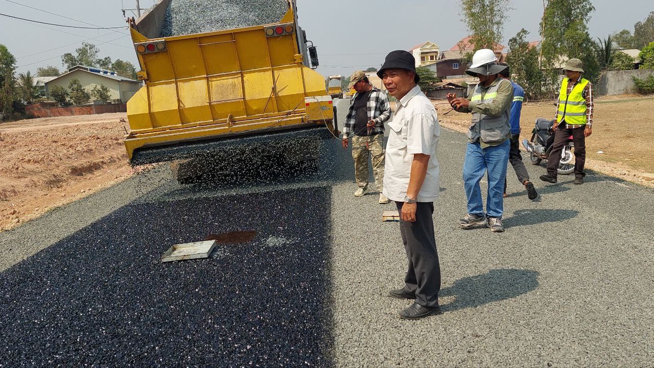 លោក សំ នីតូ ដឹកនាំមន្រ្តីបច្ចេកទេសផ្លូវជនបទរបស់មន្ទីរ ចូលរួមជាមួយ វិស្វករចាំកាដ្ឋាន ចុះពិនិត្យសកម្មភាពការងារស្រោចកៅស៊ូ ផ្លូវប្រវែង ៣ ២០០ម៉ែត្រ 5 photo 2024 03 05 20 05 28