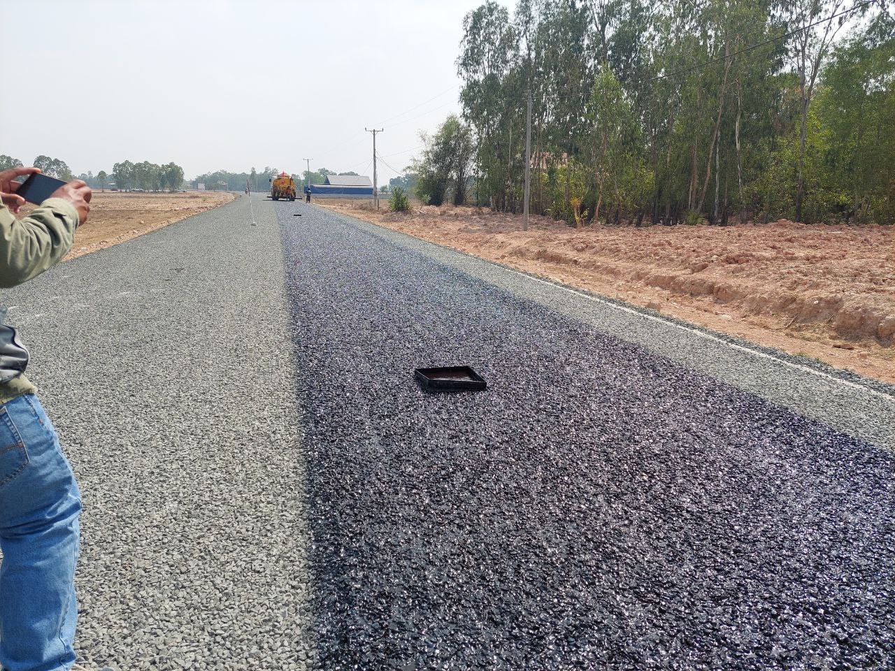 លោក សំ នីតូ ដឹកនាំមន្រ្តីបច្ចេកទេសផ្លូវជនបទរបស់មន្ទីរ ចូលរួមជាមួយ វិស្វករចាំកាដ្ឋាន ចុះពិនិត្យសកម្មភាពការងារស្រោចកៅស៊ូ ផ្លូវប្រវែង ៣ ២០០ម៉ែត្រ 6 photo 2024 03 05 20 05 29 2