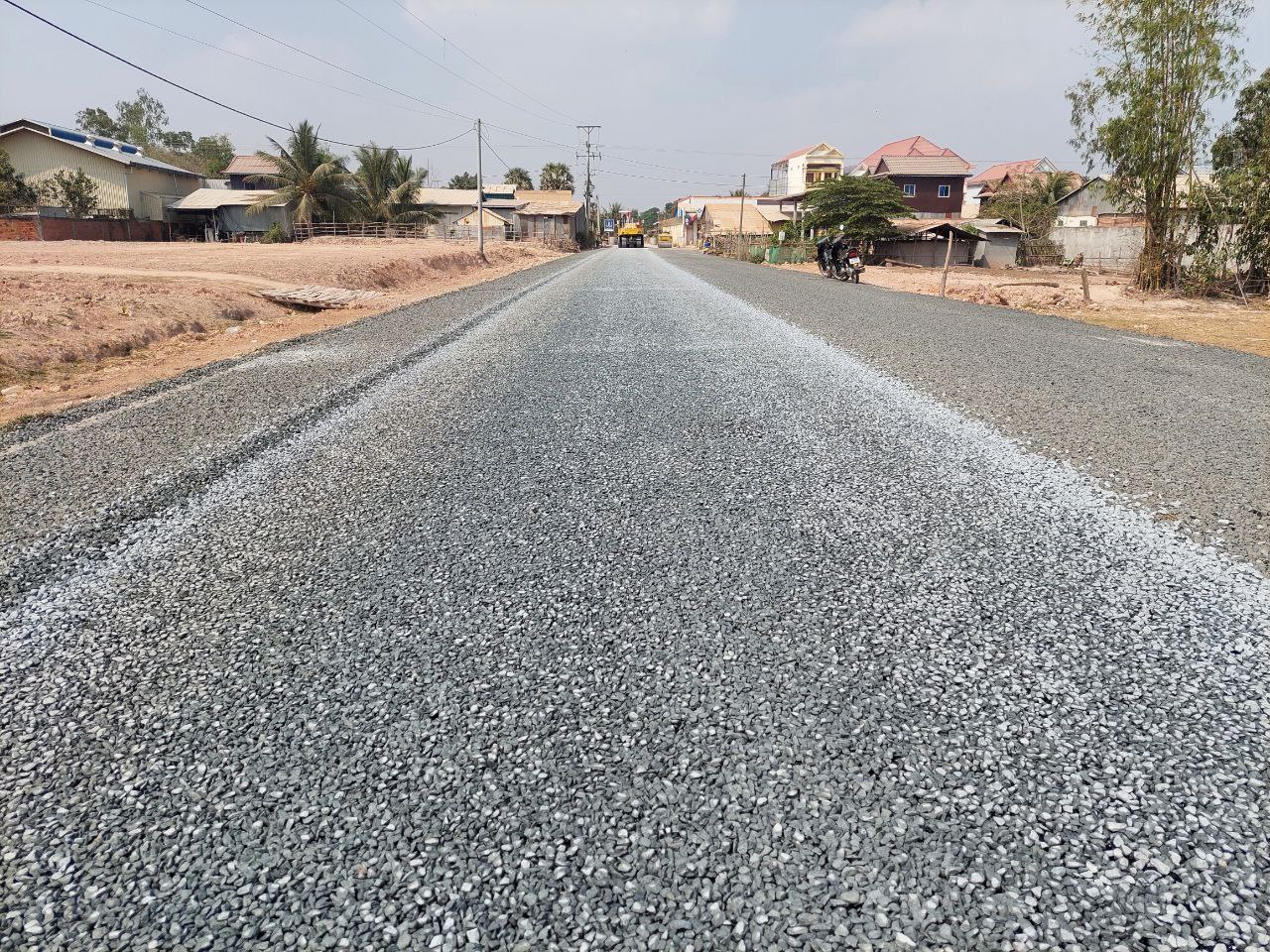 លោក សំ នីតូ ដឹកនាំមន្រ្តីបច្ចេកទេសផ្លូវជនបទរបស់មន្ទីរ ចូលរួមជាមួយ វិស្វករចាំកាដ្ឋាន ចុះពិនិត្យសកម្មភាពការងារស្រោចកៅស៊ូ ផ្លូវប្រវែង ៣ ២០០ម៉ែត្រ 7 photo 2024 03 05 20 05 29