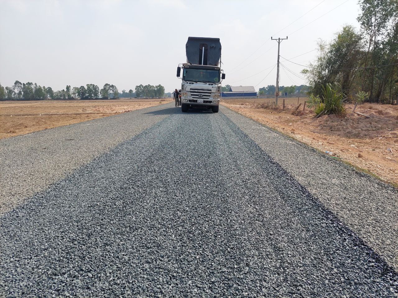 លោក សំ នីតូ ដឹកនាំមន្រ្តីបច្ចេកទេសផ្លូវជនបទរបស់មន្ទីរ ចូលរួមជាមួយ វិស្វករចាំកាដ្ឋាន ចុះពិនិត្យសកម្មភាពការងារស្រោចកៅស៊ូ ផ្លូវប្រវែង ៣ ២០០ម៉ែត្រ 8 photo 2024 03 05 20 05 30