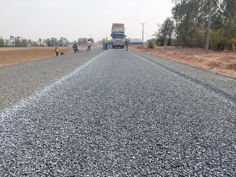 លោក សំ នីតូ ដឹកនាំមន្រ្តីបច្ចេកទេសផ្លូវជនបទរបស់មន្ទីរ ចូលរួមជាមួយ វិស្វករចាំកាដ្ឋាន ចុះពិនិត្យសកម្មភាពការងារស្រោចកៅស៊ូ ផ្លូវប្រវែង ៣ ២០០ម៉ែត្រ 2 photo 2024 03 05 20 05 31