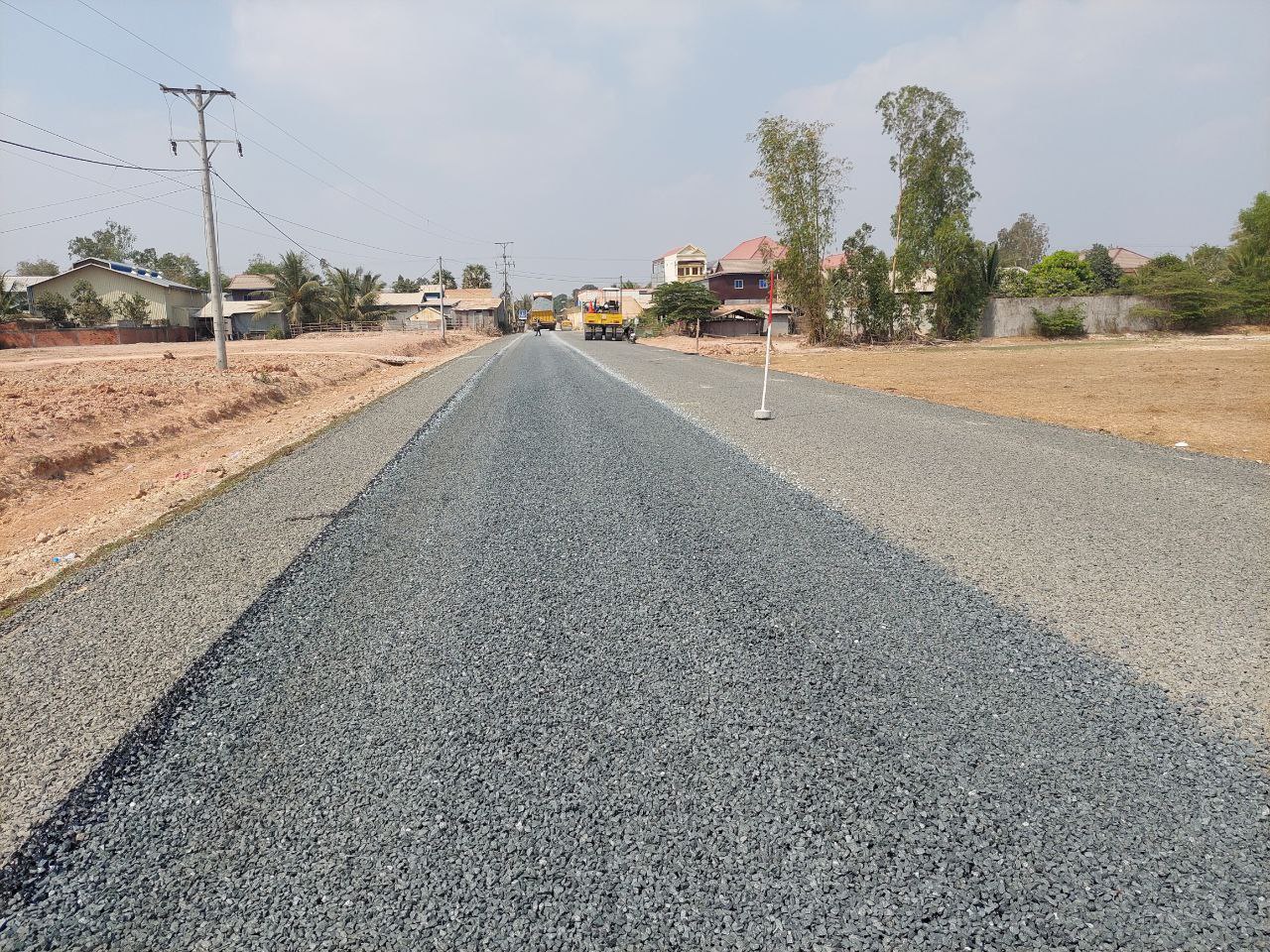 លោក សំ នីតូ ដឹកនាំមន្រ្តីបច្ចេកទេសផ្លូវជនបទរបស់មន្ទីរ ចូលរួមជាមួយ វិស្វករចាំកាដ្ឋាន ចុះពិនិត្យសកម្មភាពការងារស្រោចកៅស៊ូ ផ្លូវប្រវែង ៣ ២០០ម៉ែត្រ 11 photo 2024 03 05 20 05 32