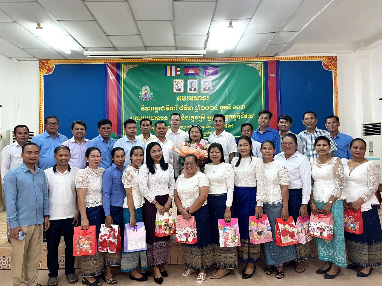 លោក សំ នីតូ ប្រធានមន្ទីរអភិវឌ្ឍន៍ជនបទខេត្តស្វាយរៀង បានរៀបចំពិធីអបអរសាទរ ខួបលើកទី១១៣ ទិវាអន្តរជាតិនារី ៨មីនា ឆ្នាំ២០២៤ ក្រោមប្រធានបទ “ស្ត្រី និងក្មេងស្រី ក្នុងបរិវត្តកម្មឌីជីថល” 5 photo 2024 03 06 16 59 02 3