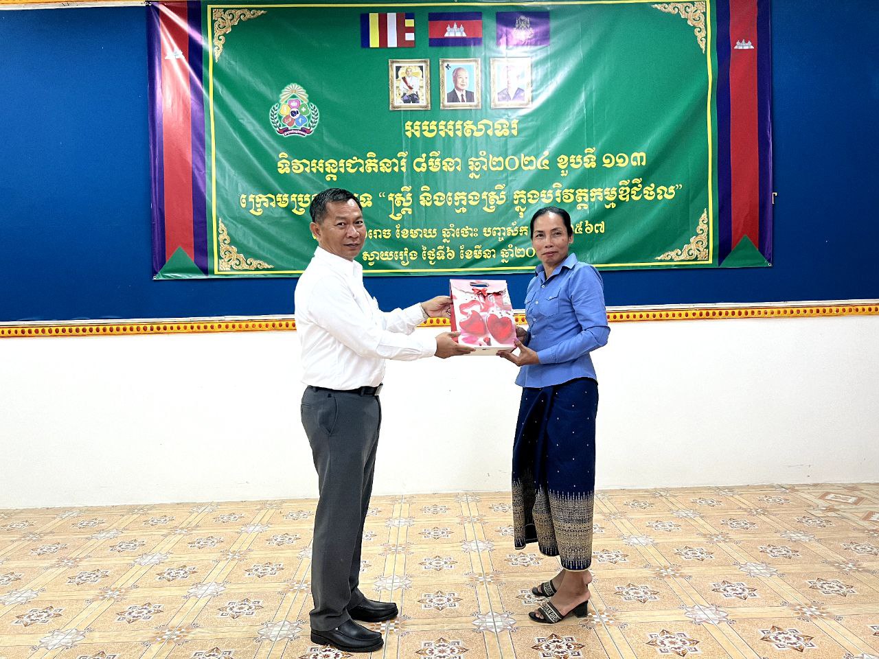 លោក សំ នីតូ ប្រធានមន្ទីរអភិវឌ្ឍន៍ជនបទខេត្តស្វាយរៀង បានរៀបចំពិធីអបអរសាទរ ខួបលើកទី១១៣ ទិវាអន្តរជាតិនារី ៨មីនា ឆ្នាំ២០២៤ ក្រោមប្រធានបទ “ស្ត្រី និងក្មេងស្រី ក្នុងបរិវត្តកម្មឌីជីថល” 6 photo 2024 03 06 16 59 02