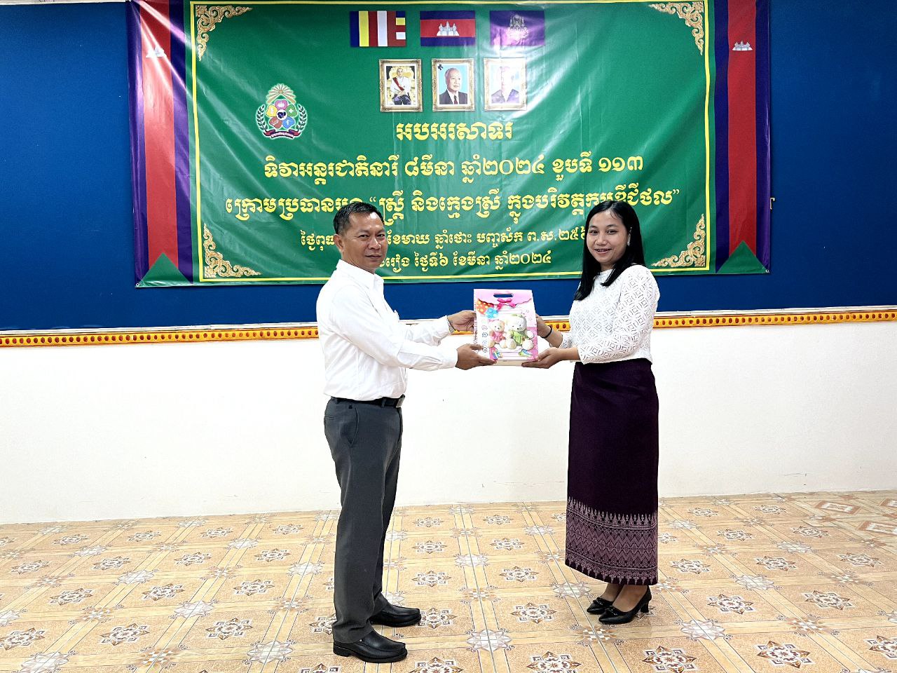 លោក សំ នីតូ ប្រធានមន្ទីរអភិវឌ្ឍន៍ជនបទខេត្តស្វាយរៀង បានរៀបចំពិធីអបអរសាទរ ខួបលើកទី១១៣ ទិវាអន្តរជាតិនារី ៨មីនា ឆ្នាំ២០២៤ ក្រោមប្រធានបទ “ស្ត្រី និងក្មេងស្រី ក្នុងបរិវត្តកម្មឌីជីថល” 8 photo 2024 03 07 08 48 40