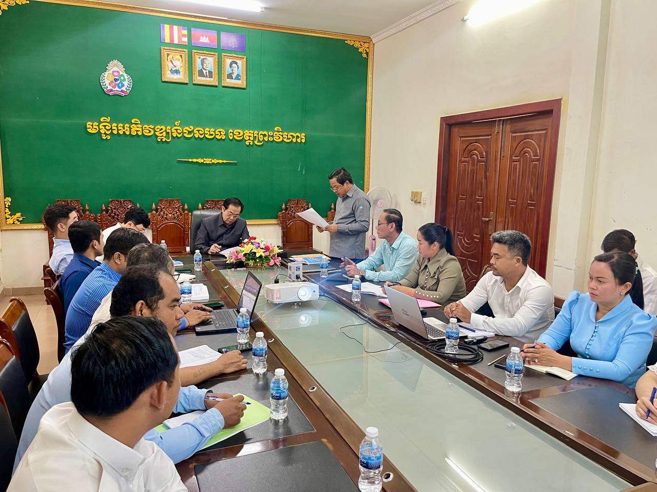 ឯកឧត្ដម ជី ស៊ីថា រដ្ឋលេខាធិការ បានអញ្ជើញដឹកនាំកិច្ចប្រជុំស្ដីពី ចុះសម្របសម្រួលការរៀបចំ និងការអនុវត្តសូចនាករសមិទ្ធកម្ម របស់មន្ទីរអភិវឌ្ឍន៍ជនបទខេត្តព្រះវិហារ 6 photo 2024 03 07 12 37 45