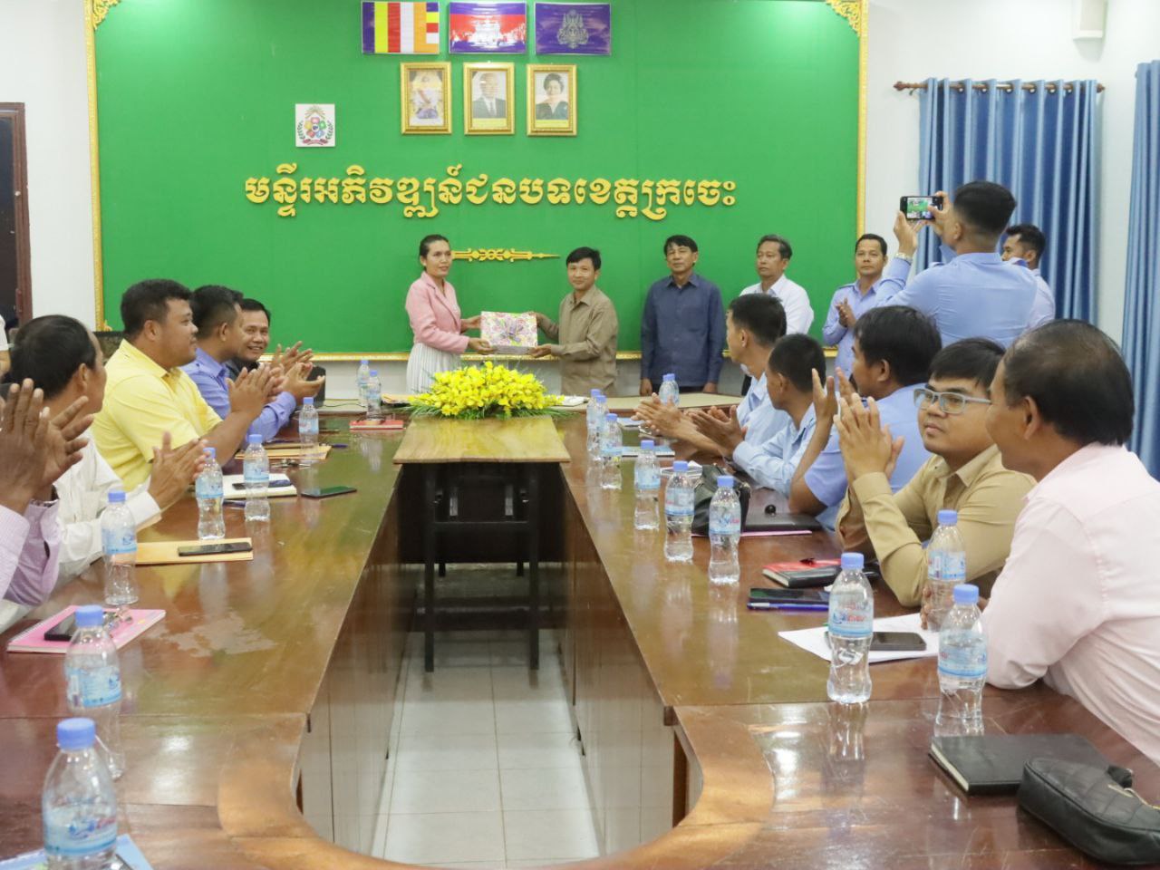 ប្រធានមន្ទីរអភិវឌ្ឍន៍ជនបទខេត្តក្រចេះ បានប្រារព្ធពិធីអបអរសាទរខួបលើកទី១១៣ ទិវាអន្តរជាតិនារី ៨មីនា ក្រោមប្រធានបទ “ស្ត្រី និងក្មេងស្រី ក្នុងបរិវត្តកម្មឌីជីថល” 5 photo 2024 03 07 16 04 42