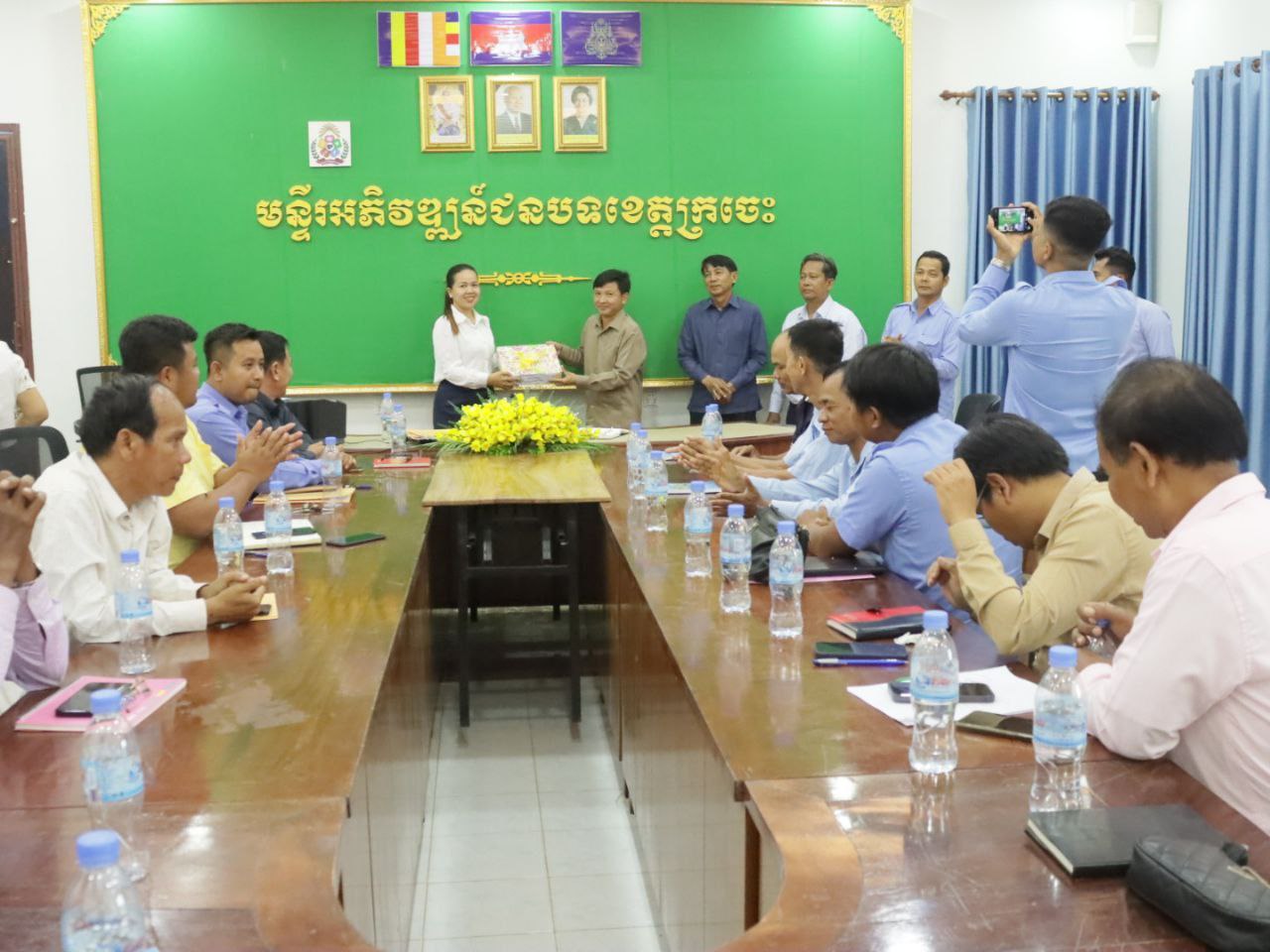 ប្រធានមន្ទីរអភិវឌ្ឍន៍ជនបទខេត្តក្រចេះ បានប្រារព្ធពិធីអបអរសាទរខួបលើកទី១១៣ ទិវាអន្តរជាតិនារី ៨មីនា ក្រោមប្រធានបទ “ស្ត្រី និងក្មេងស្រី ក្នុងបរិវត្តកម្មឌីជីថល” 6 photo 2024 03 07 16 04 44