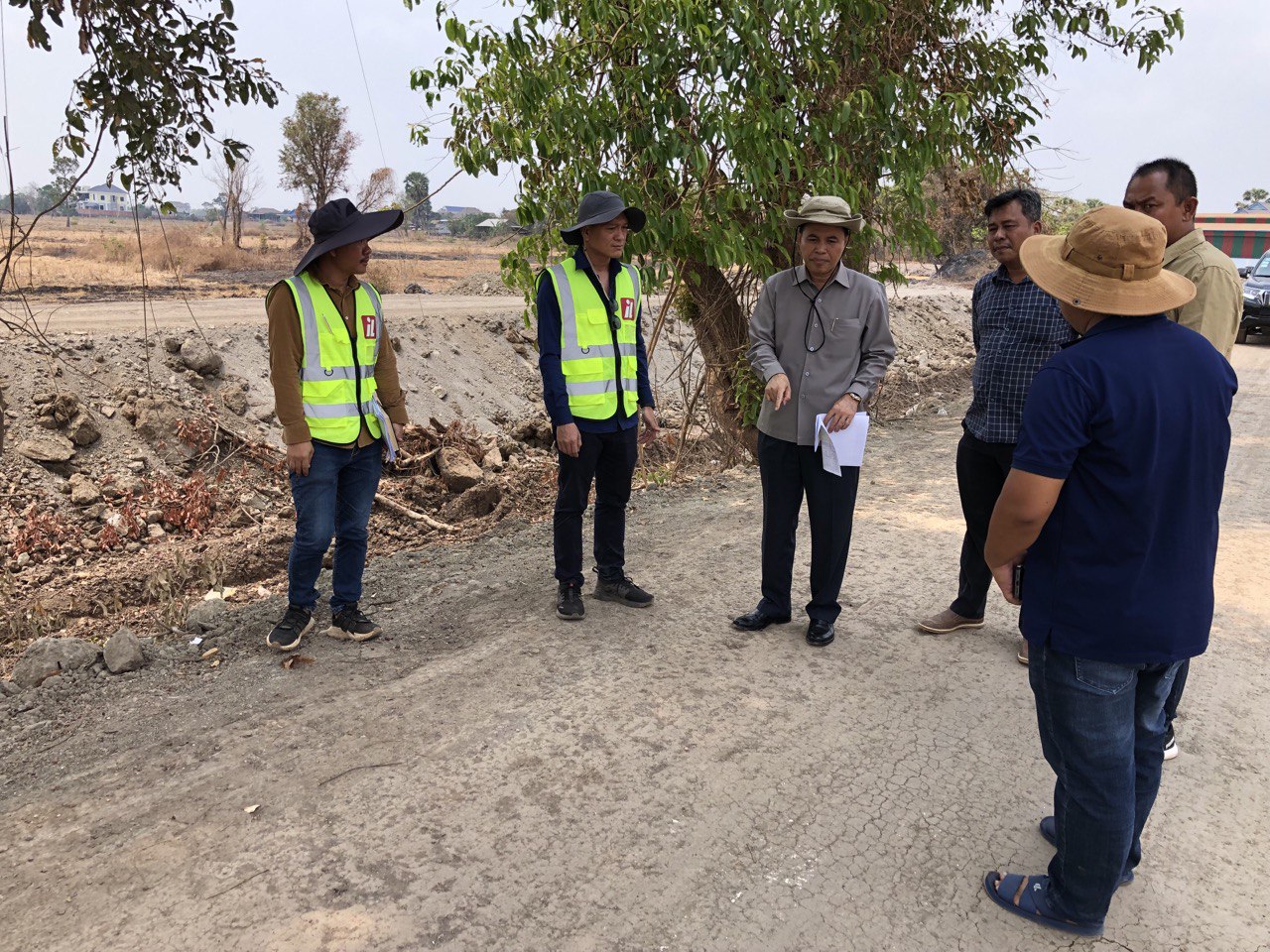 ឯកឧត្តមបណ្ឌិត នួន ដាញ៉ិល ចុះពិនិត្យស្ថានភាព និងវឌ្ឍនភាពការងារនៃការចាប់ផ្តើមដំណើរការ ការដ្ឋានសាងសង់ផ្លូវចំនួន ៥ខ្សែ នៅខេត្តព្រះវិហារ ក្នុងក្របខណ្ឌកម្មវិធី RID4CAM 3 photo 2024 03 08 20 42 33