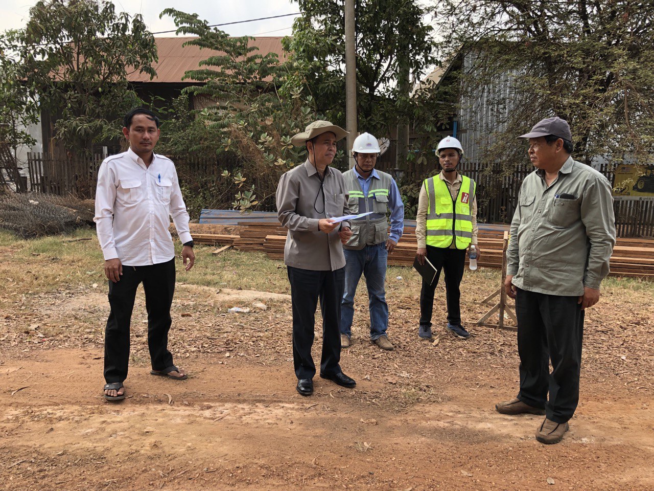 ឯកឧត្តមបណ្ឌិត នួន ដាញ៉ិល ចុះពិនិត្យស្ថានភាព និងវឌ្ឍនភាពការងារនៃការចាប់ផ្តើមដំណើរការ ការដ្ឋានសាងសង់ផ្លូវចំនួន ៥ខ្សែ នៅខេត្តព្រះវិហារ ក្នុងក្របខណ្ឌកម្មវិធី RID4CAM 5 photo 2024 03 08 20 42 41