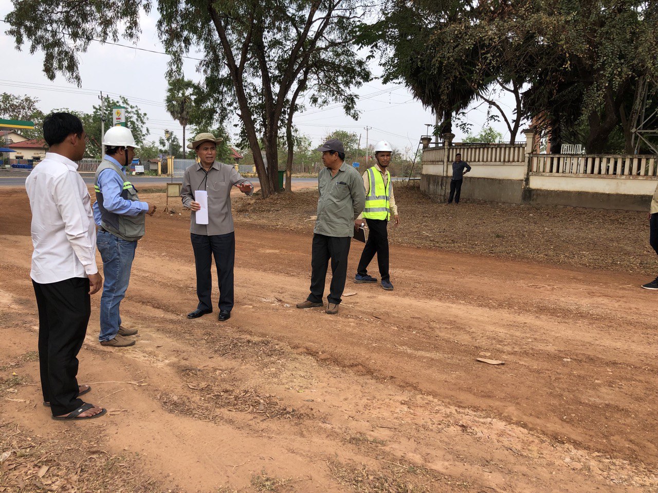 ឯកឧត្តមបណ្ឌិត នួន ដាញ៉ិល ចុះពិនិត្យស្ថានភាព និងវឌ្ឍនភាពការងារនៃការចាប់ផ្តើមដំណើរការ ការដ្ឋានសាងសង់ផ្លូវចំនួន ៥ខ្សែ នៅខេត្តព្រះវិហារ ក្នុងក្របខណ្ឌកម្មវិធី RID4CAM 6 photo 2024 03 08 20 42 51