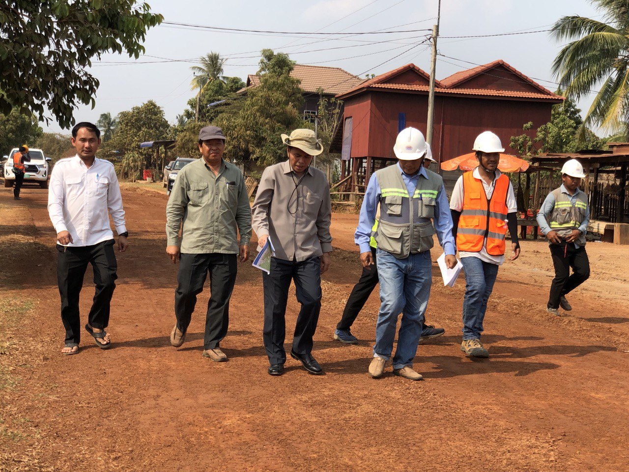 ឯកឧត្តមបណ្ឌិត នួន ដាញ៉ិល ចុះពិនិត្យស្ថានភាព និងវឌ្ឍនភាពការងារនៃការចាប់ផ្តើមដំណើរការ ការដ្ឋានសាងសង់ផ្លូវចំនួន ៥ខ្សែ នៅខេត្តព្រះវិហារ ក្នុងក្របខណ្ឌកម្មវិធី RID4CAM 8 photo 2024 03 08 20 42 55