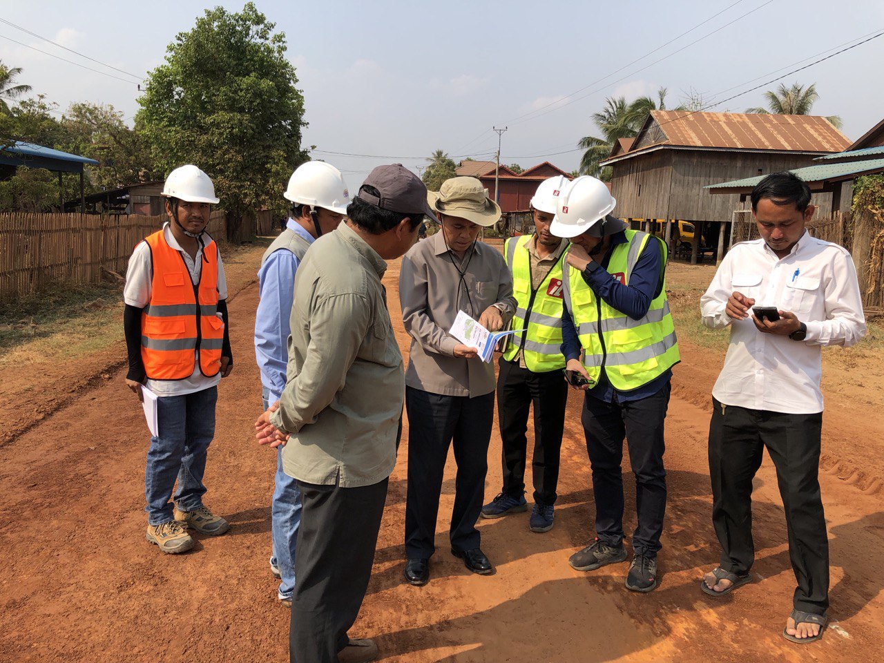 ឯកឧត្តមបណ្ឌិត នួន ដាញ៉ិល ចុះពិនិត្យស្ថានភាព និងវឌ្ឍនភាពការងារនៃការចាប់ផ្តើមដំណើរការ ការដ្ឋានសាងសង់ផ្លូវចំនួន ៥ខ្សែ នៅខេត្តព្រះវិហារ ក្នុងក្របខណ្ឌកម្មវិធី RID4CAM 9 photo 2024 03 08 20 43 00