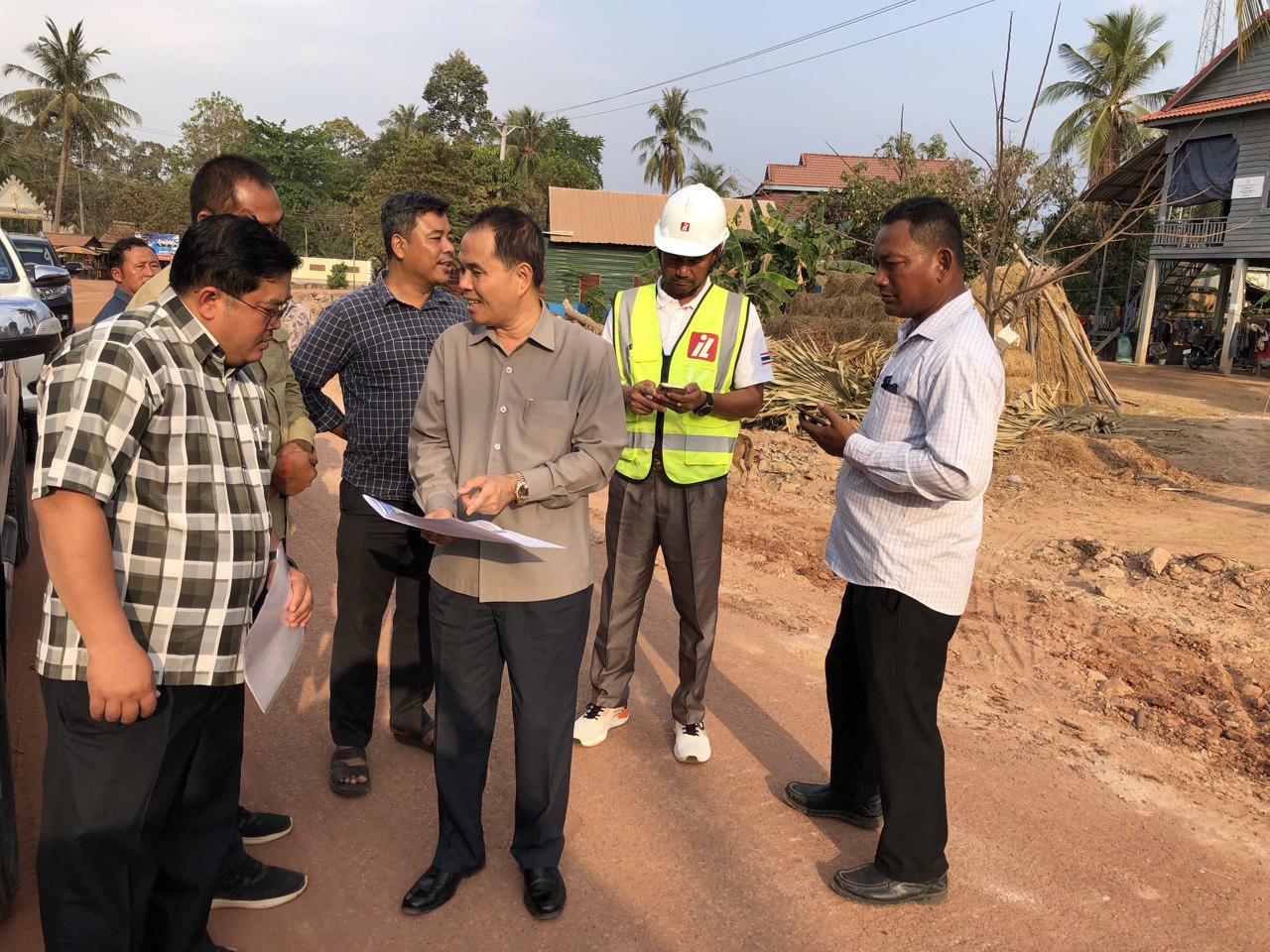 ឯកឧត្តមបណ្ឌិត នួន ដាញ៉ិល ចុះពិនិត្យស្ថានភាព និងវឌ្ឍនភាពការងារនៃការចាប់ផ្តើមដំណើរការ ការដ្ឋានសាងសង់ផ្លូវចំនួន ៨ខ្សែ នៅខេត្តសៀមរាប ក្នុងក្របខណ្ឌកម្មវិធី RID4CAM 3 photo 2024 03 08 20 47 51