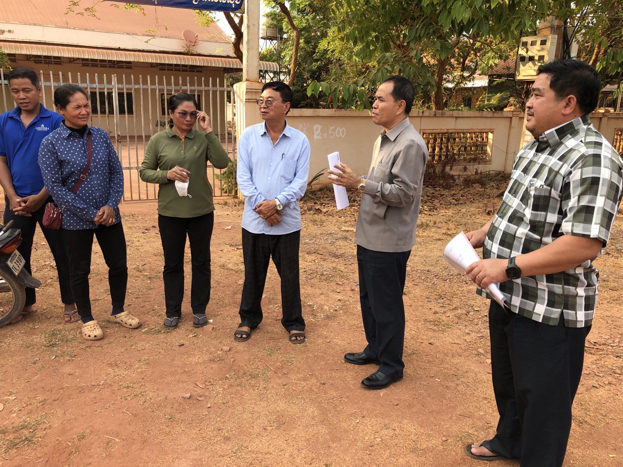 ឯកឧត្តមបណ្ឌិត នួន ដាញ៉ិល ចុះពិនិត្យស្ថានភាព និងវឌ្ឍនភាពការងារនៃការចាប់ផ្តើមដំណើរការ ការដ្ឋានសាងសង់ផ្លូវចំនួន ៨ខ្សែ នៅខេត្តសៀមរាប ក្នុងក្របខណ្ឌកម្មវិធី RID4CAM 4 photo 2024 03 08 20 47 52